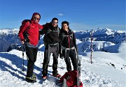 41 Alla Croce del Sodadura (2011 m), emergente dalla neve con gli amici Alice e Luca